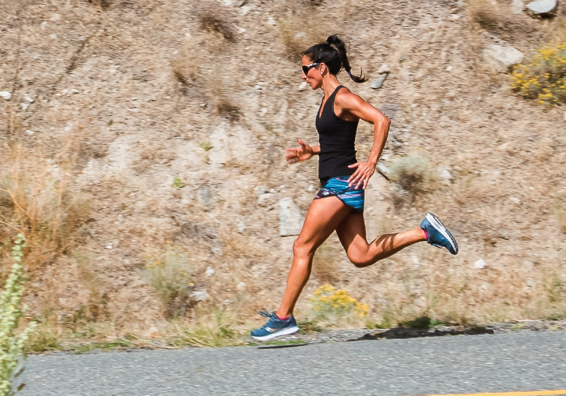 Mulher praticando corrida