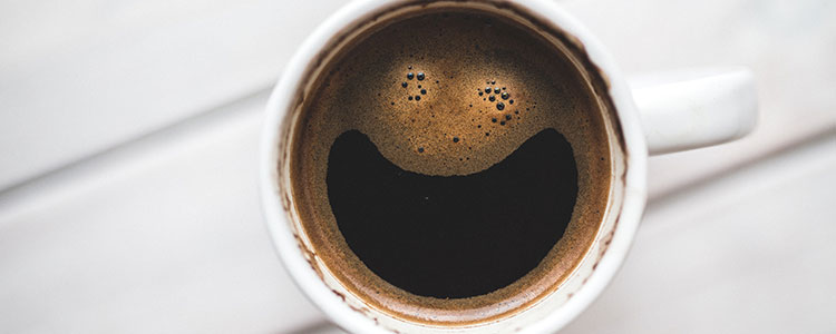 Imagem de um copo de café com um sorriso