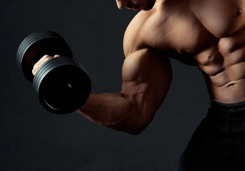  fisiculturista fazendo exercício com peso mostrando seu bíceps 