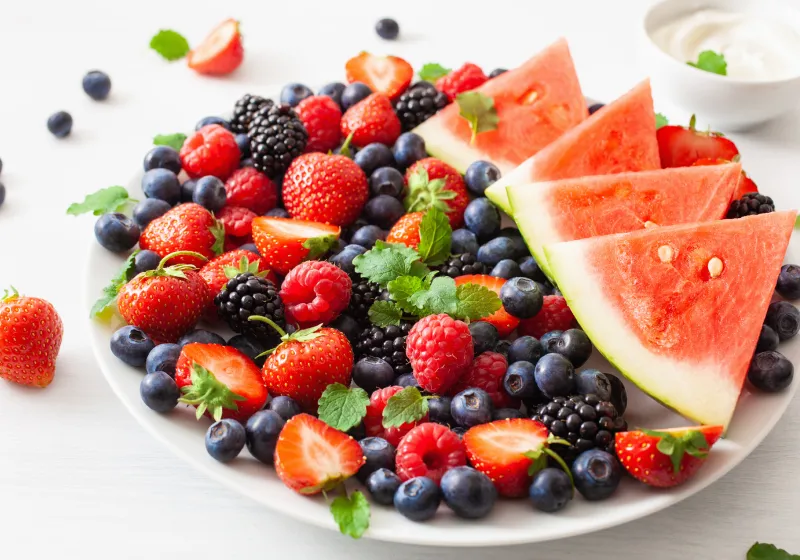 prato de fruta com morango blueberry, amora, cereja e melancia 