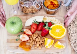 mesa cheia de frutas e cereais naturais