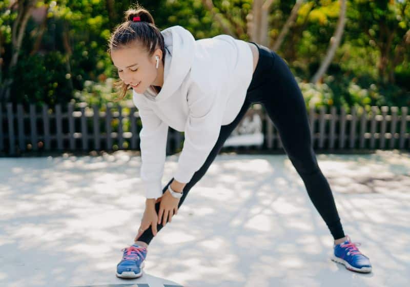 jovem fazendo exercício ao ar livre 