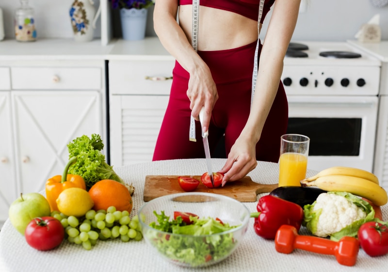 mulher comendo alimentos saudáveis