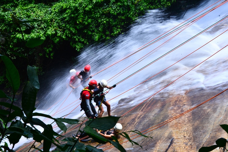 Pessoas fazendo escalada em montanha