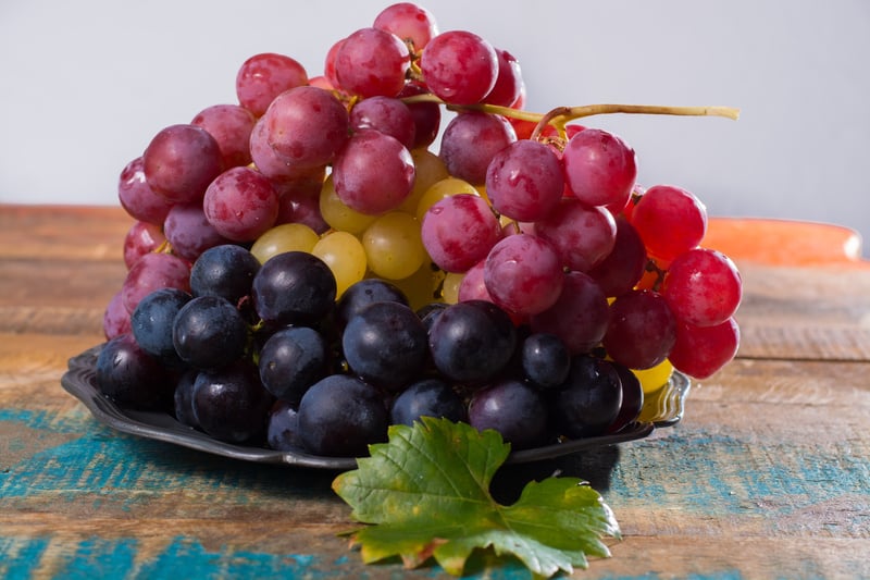 Uvas de varias cores em cima da mesa