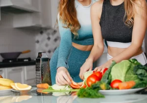 duas mulheres preparando legumes