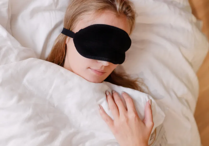 mulher loira dormindo com tapa olho 