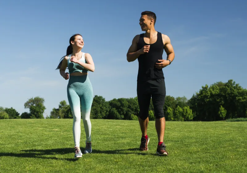 homem e mulher fazendo exercício ao ar livre 