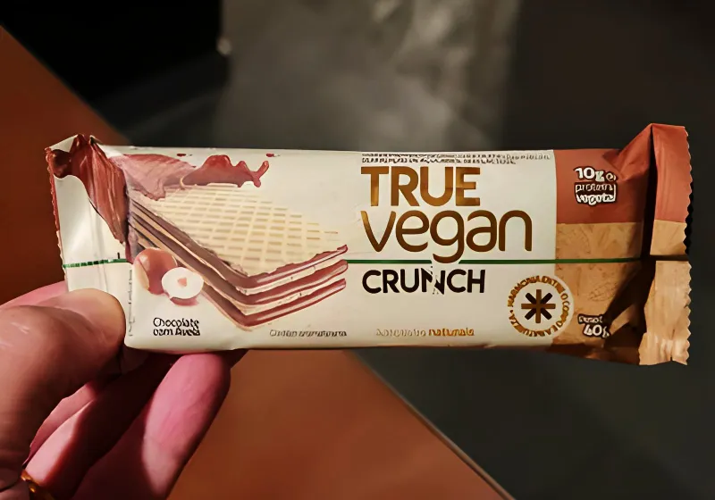 homem segurando barra True Vegan Crunch