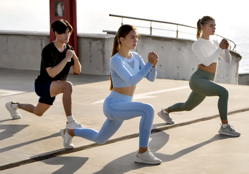 pessoas fazendo exercicio ao ar livre 