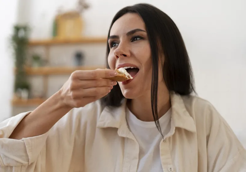 mulher comendo tortilha 