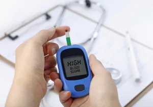pessoa medindo a insulina