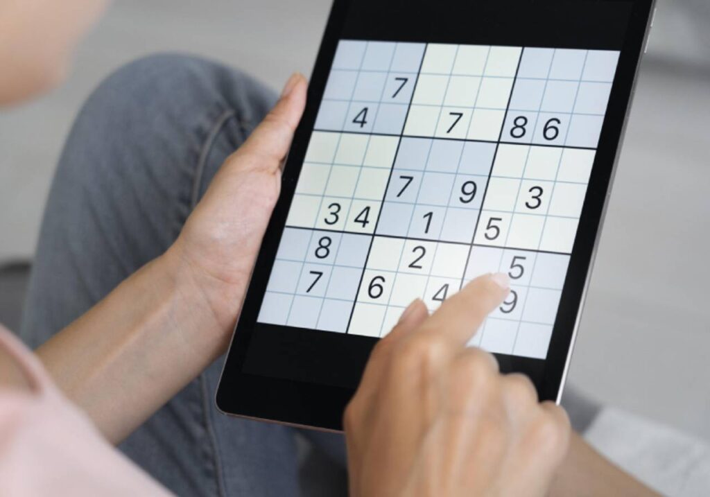 pessoa jogando sudoku em um tablet