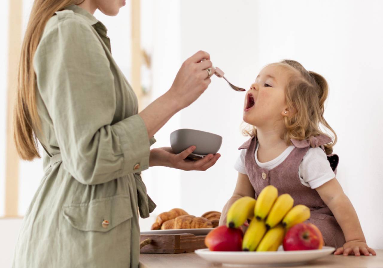 Mulher alimentando uma criança