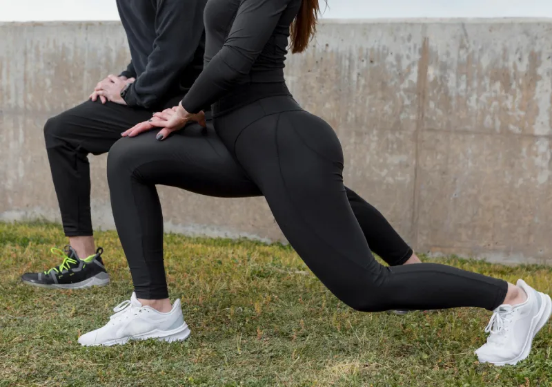 Pessoas realizando exercícios para fortalecer o posterior da coxa