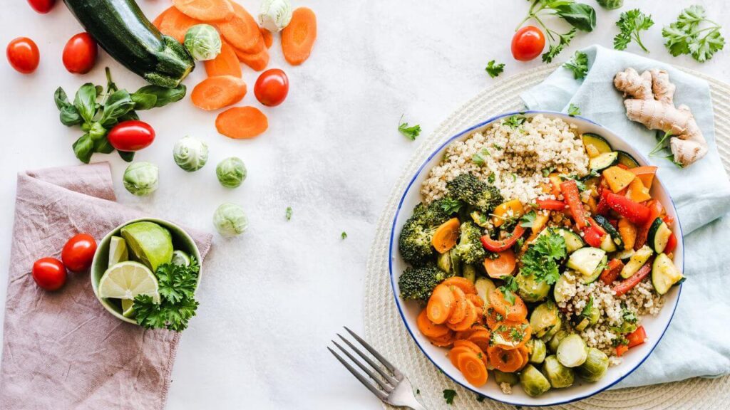 Mesa com alimentos ricos em proteínas 