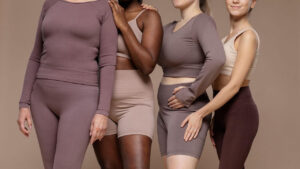 4 mulheres, com biotipos de corpos diferentes.