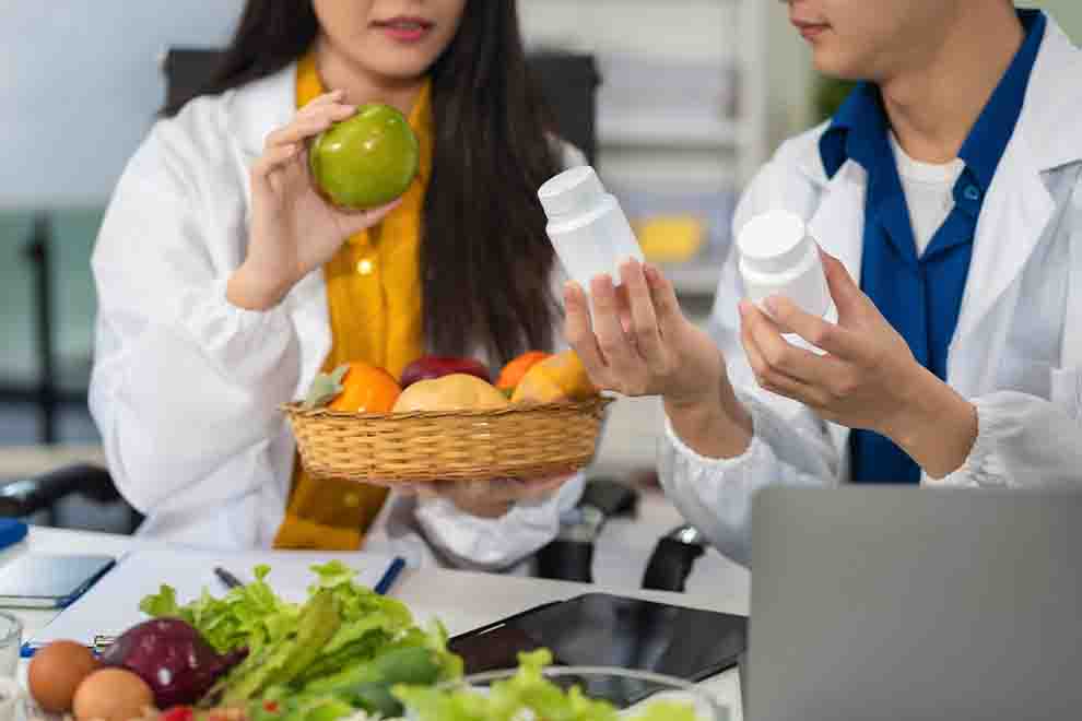 medicos especialistas analisando alimentos