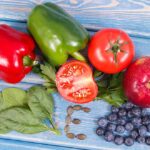 Variada seleção de vegetais e frutas frescas