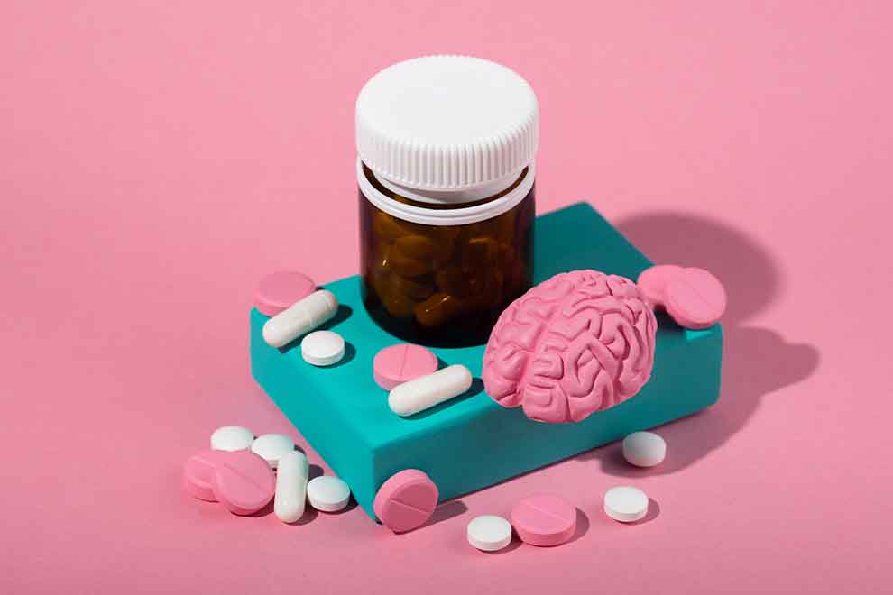 tratamento para ansiedade e depressão Pilha de comprimidos coloridos e cérebro de brinquedo.